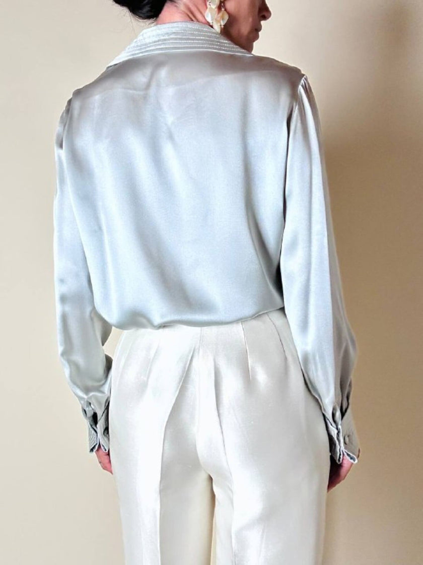 Camicia in raso di seta grigio perla con gemelli in madreperla “Valentino Garavani”
