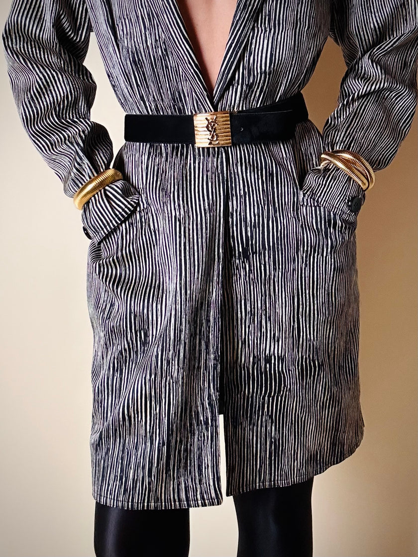 Cintura vintage Yves Saint Laurent in camoscio nero con maxi fibbia oro logata YSL