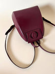Sac à dos Must de Cartier en cuir bordeaux avec finitions dorées