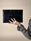 Pochette vintage Yves Saint Laurent in pelle nera con greca logata in rilievo