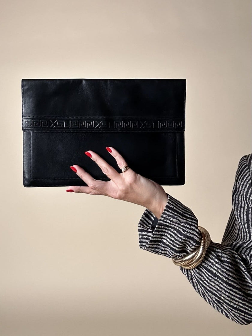 Pochette vintage Yves Saint Laurent in pelle nera con greca logata in rilievo
