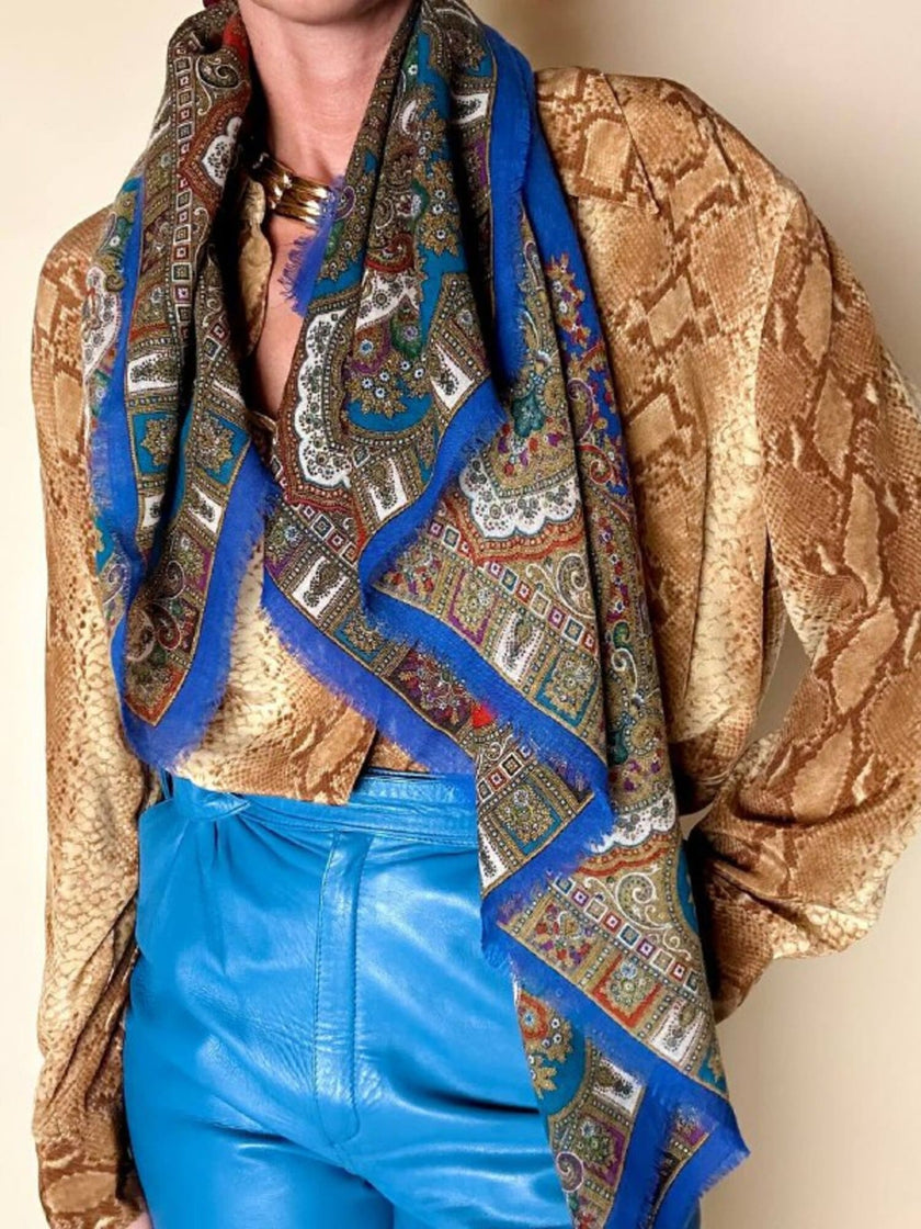 Foulard Yves Saint Laurent in lana leggera blu elettrico fantasia paisley