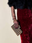 Clutch gioiello in seta nera con armatura di perline dorate “Rodo”