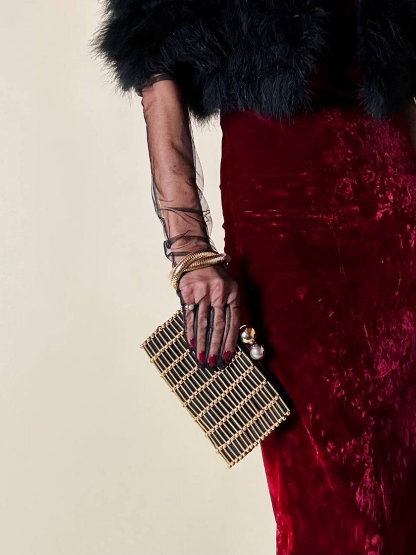 Clutch gioiello in seta nera con armatura di perline dorate “Rodo”
