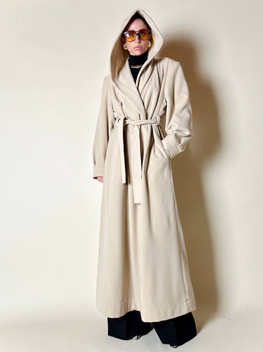 Cappotto lungo a vestaglia con cappuccio in drap di lana beige “Yves Saint Laurent”
