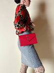 Camicia in seta leopardata con rose rosse e dettagli barocchi “Laurèl”