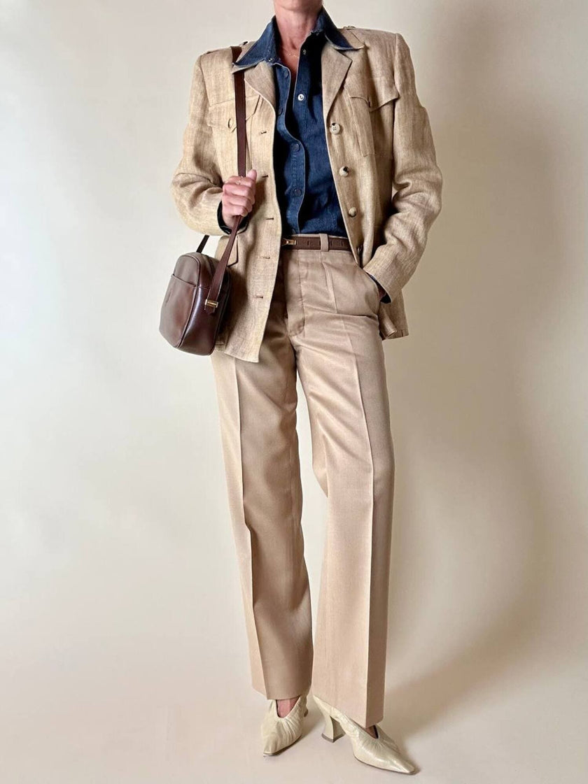 Pantalone sartoriale con piega e abbottonatura frontale color cammello chiaro
