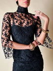 Mini abito sartoriale in tulle nero con ricami floreali