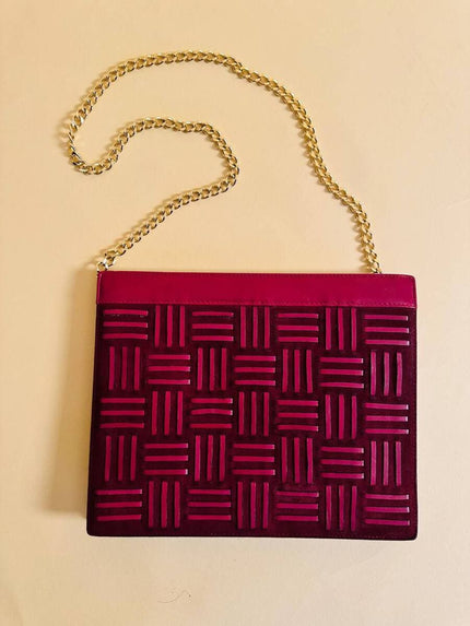 Borsa in camoscio borgogna con infilature in pelle in tinta 