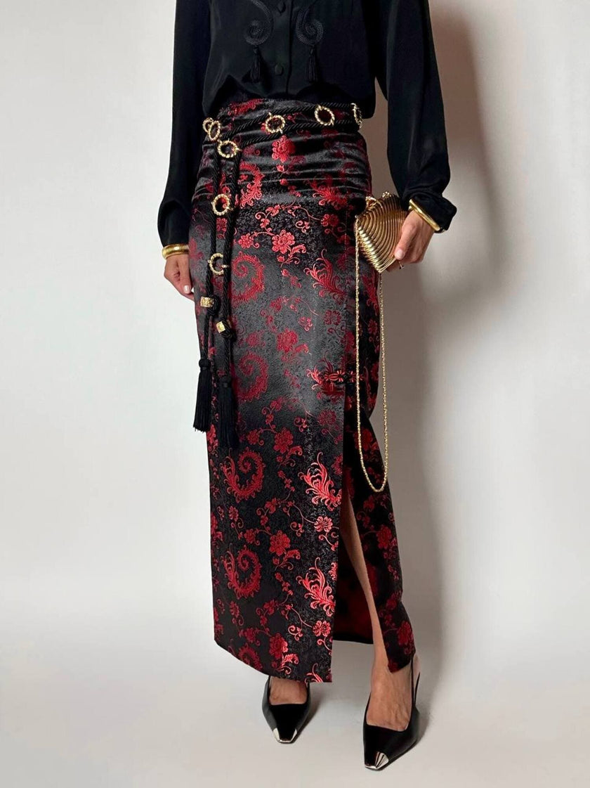Gonna lunga a tubino in raso jacquard nero e rosso fantasia floreale