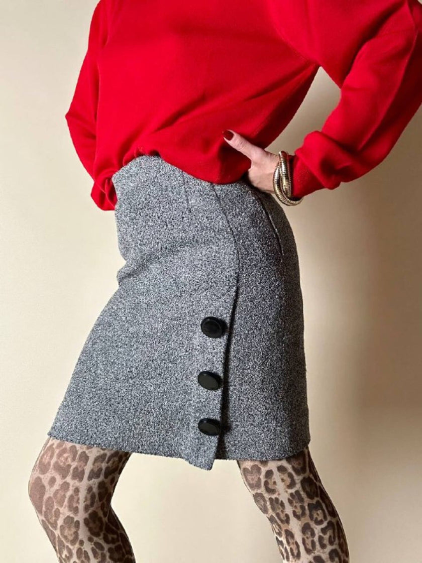 Minigonna grigia in lana bouclé con maxi bottoni neri “Yves Saint Laurent”
