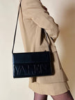 Borsa a tracolla modello a busta in pelle nera “Valentino”