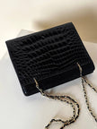 Borsa vintage in pelle nera lucida stampa coccodrillo con manici in catena oro