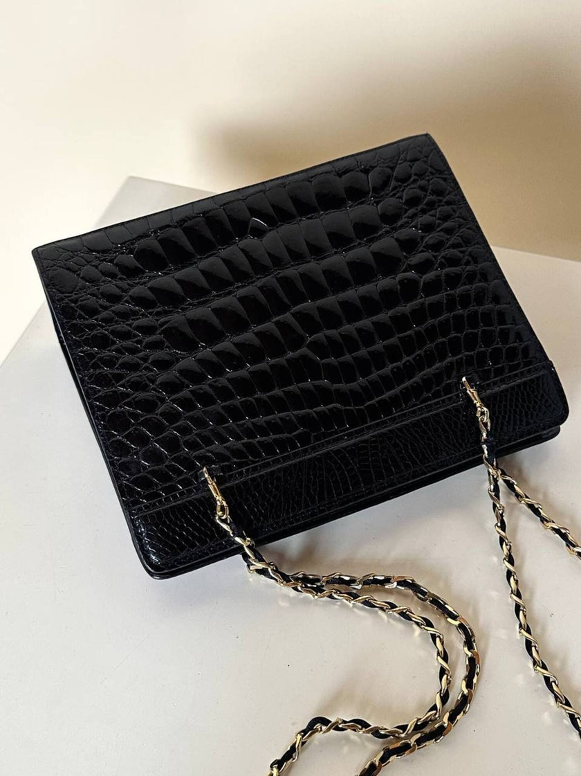 Borsa vintage in pelle nera lucida stampa coccodrillo con manici in catena oro