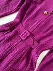 Jumpsuit vintage sartoriale in seta goffrata viola con cinturino in vita