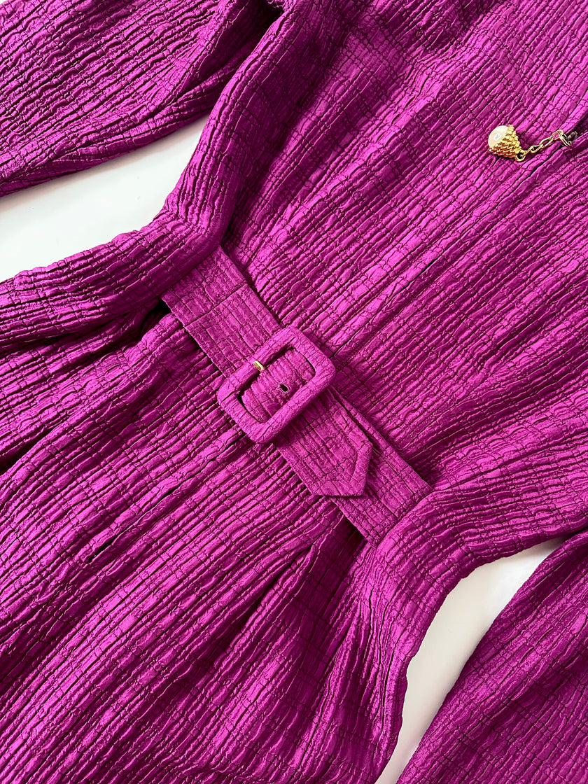 Jumpsuit vintage sartoriale in seta goffrata viola con cinturino in vita
