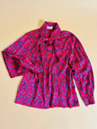 Camicia con fiocco al collo in raso di seta fucsia fantasia paisley