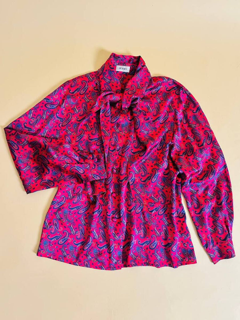 Camicia con fiocco al collo in raso di seta fucsia fantasia paisley