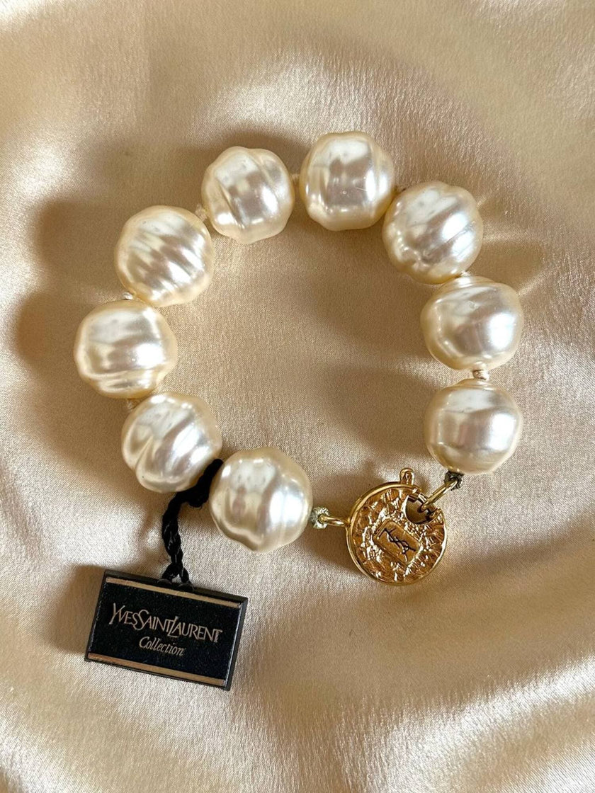 Bracciale di perle barocche con chiusura dorata “Yves Saint Laurent”