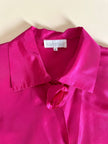 Camicia in taffetà fucsia con chiusura asimmetrica e rosa nel colletto “La Troupe”