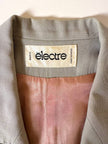 Blazer doppiopetto Ēlectre in rasato di lana beige con taglio ricercato e impunture in tinta