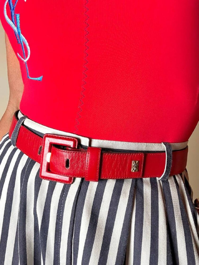 Cintura Yves Saint Laurent in pelle rossa con fibbia ricoperta e borchia dorata con logo YSL