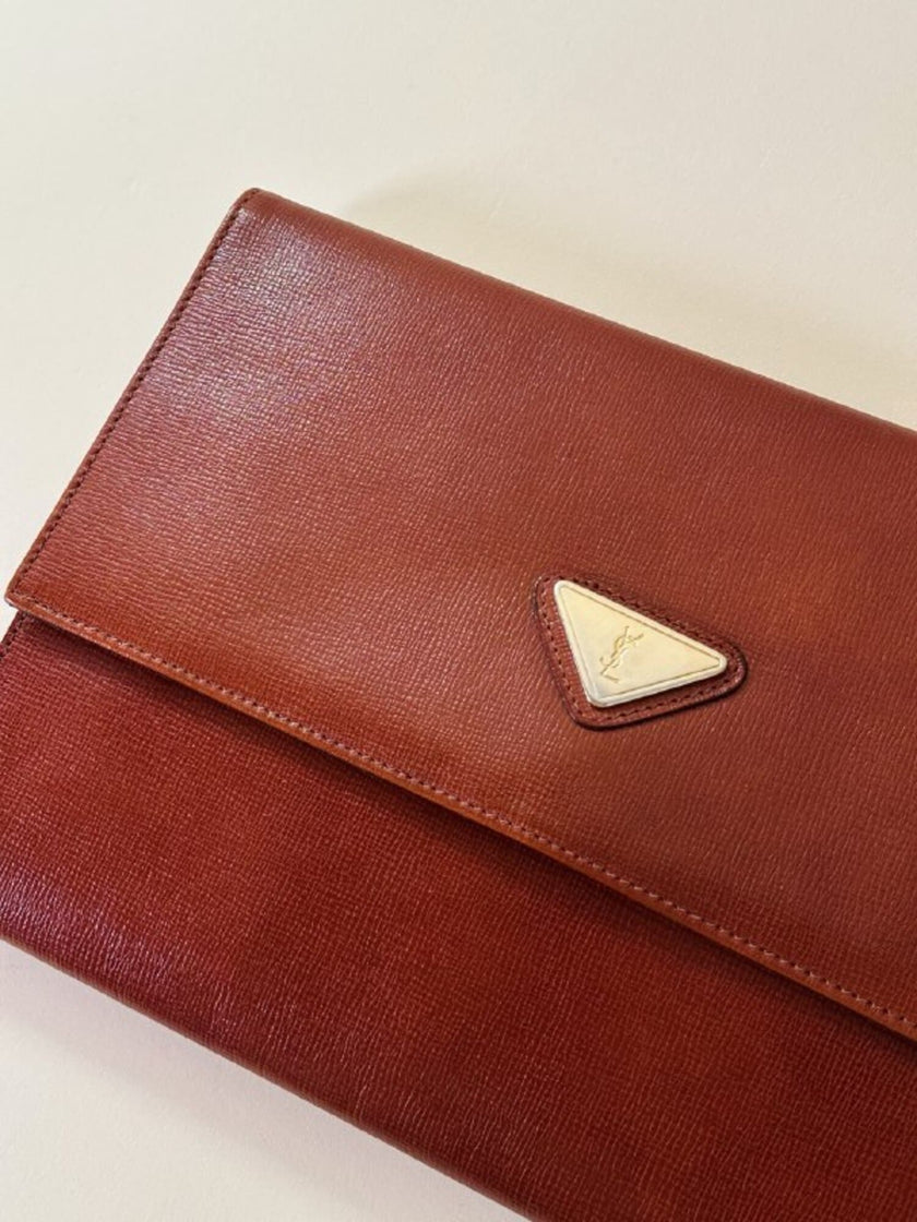 Pochette Yves Saint Laurent in saffiano color cuoio con accessorio logato oro