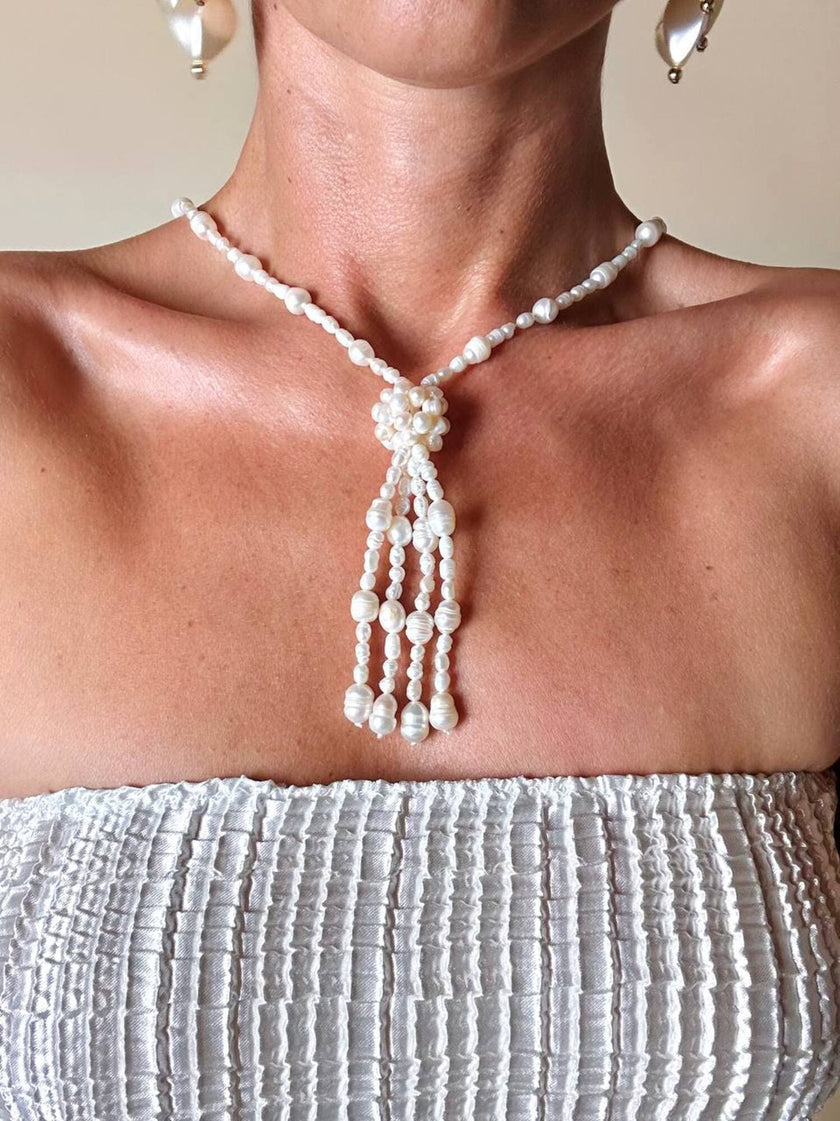 Collana lunga con nappa realizzata con perle naturali d’acqua dolce