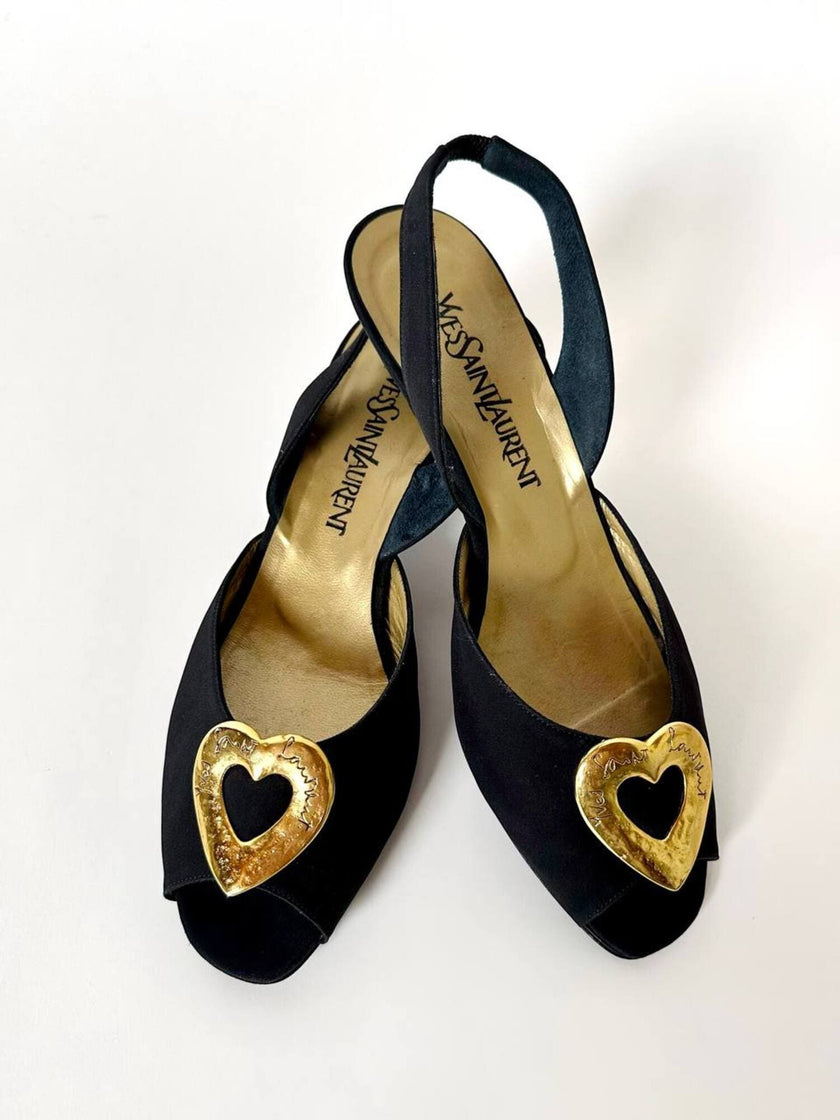 Sandali vintage Yves Saint Laurent in Crêpe de Chine nero con maxi cuori dorati