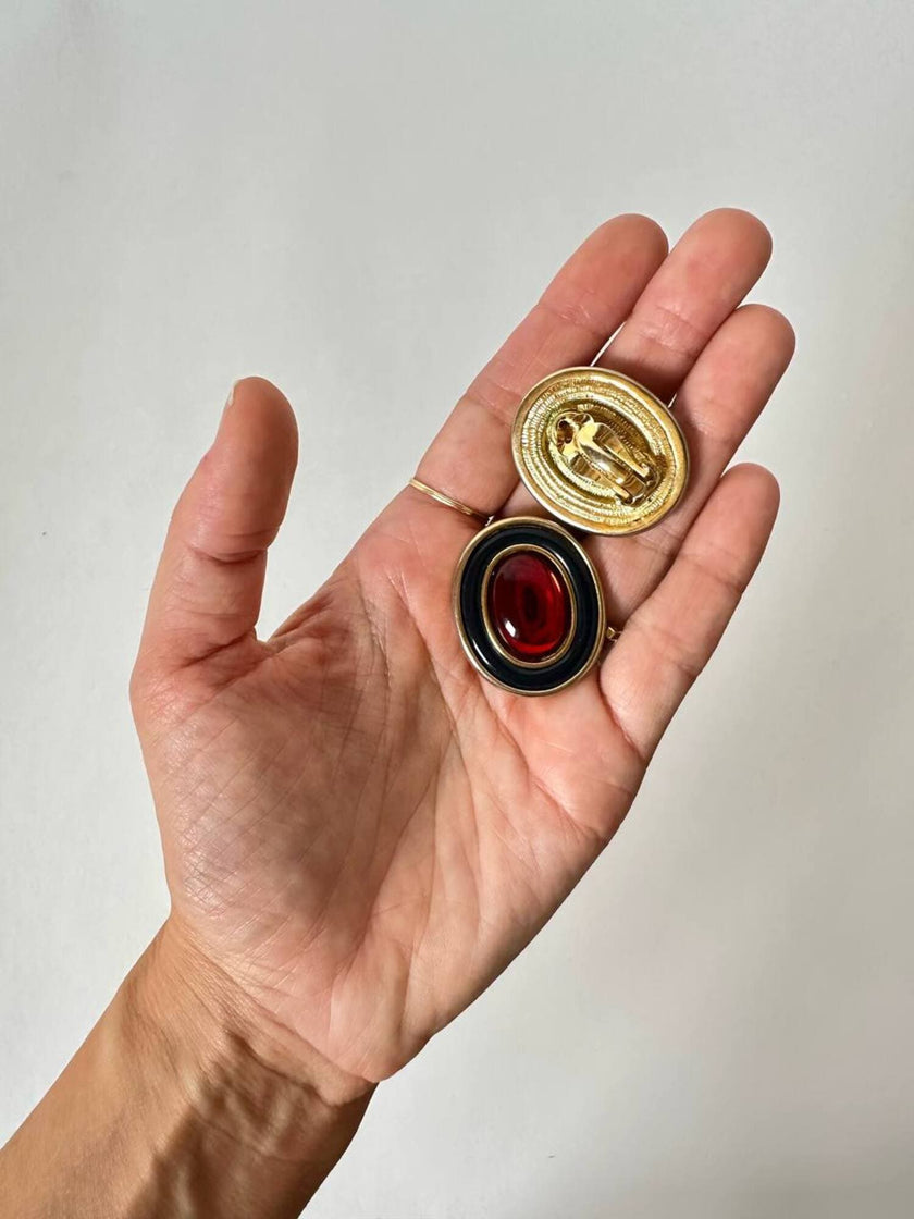 Orecchini a clip vintage in metallo oro con cabochon rosso e profili neri