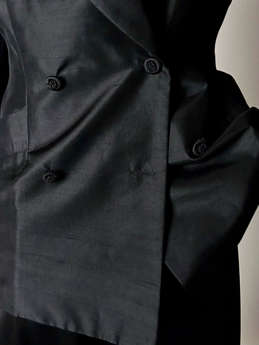 Blazer vintage Episode in shantung di seta nera con bottoni in passamaneria