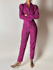 Jumpsuit vintage sartoriale in seta goffrata viola con cinturino in vita