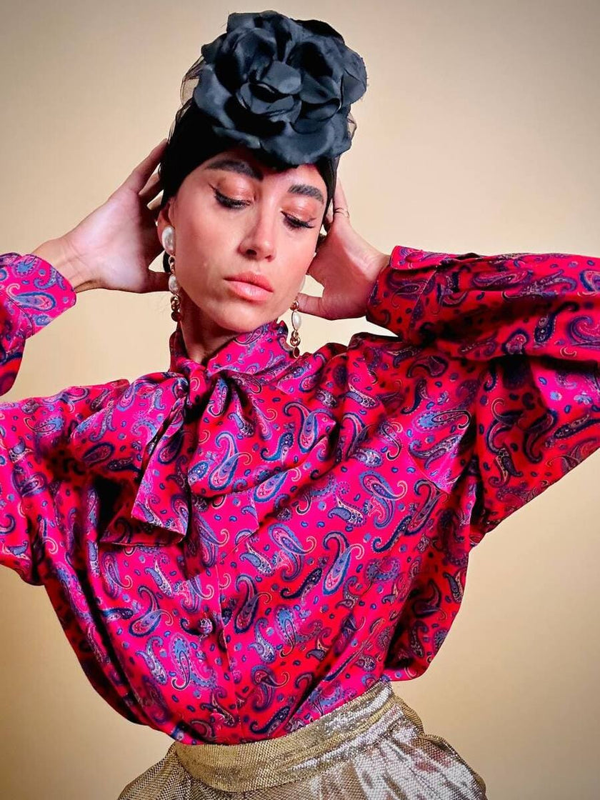Camicia con fiocco al collo in raso di seta fucsia fantasia paisley