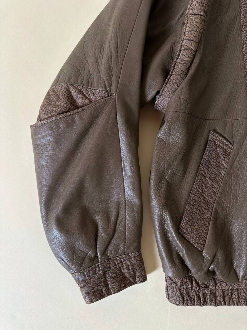 Bomber con maniche rimovibili in pelle color fango “Arpell”
