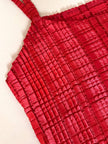 Canottiera in raso rosso goffrato con spalline sottili
