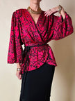 Blusa in chiffon devorè nero con damaschi in raso rosso/fucsia