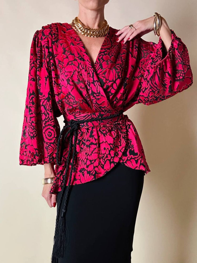 Blusa in chiffon devorè nero con damaschi in raso rosso/fucsia