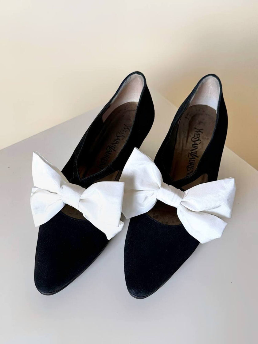 Scarpe vintage Yves Saint Laurent in camoscio nero con maxi fiocchi bianchi