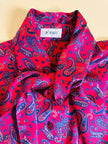 Camicia con fiocco al collo in raso di seta fucsia fantasia paisley
