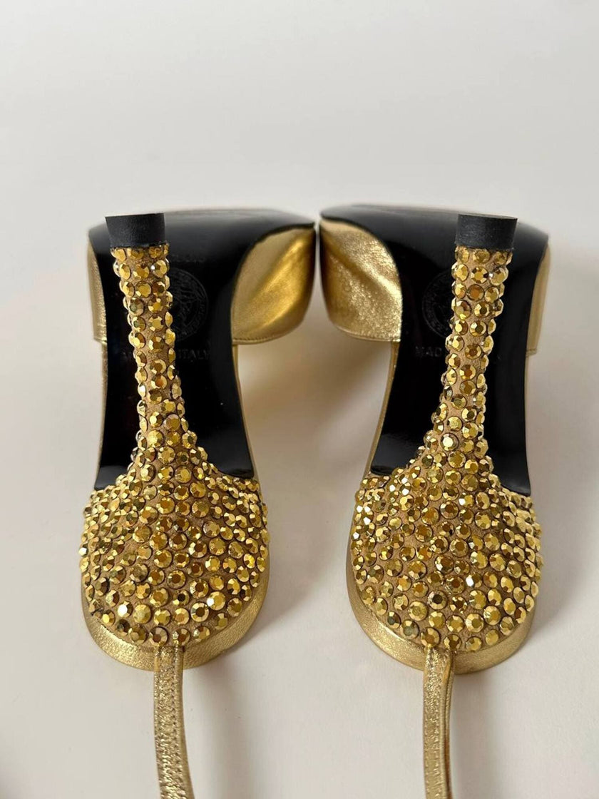 Décolleté slingback Gianni Versace in pelle laminata oro con punta affusolata lacci alla caviglia e tacco gioiello
