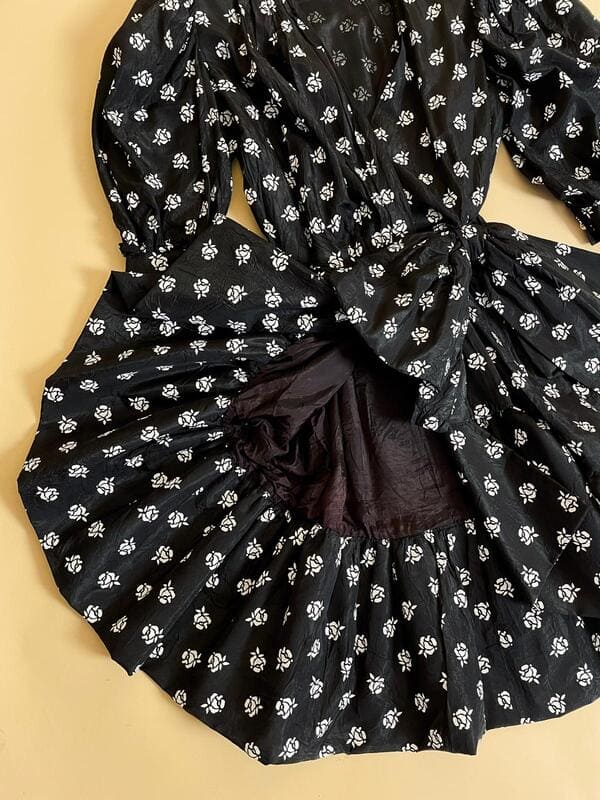 Puffy dress nero con rose bianche