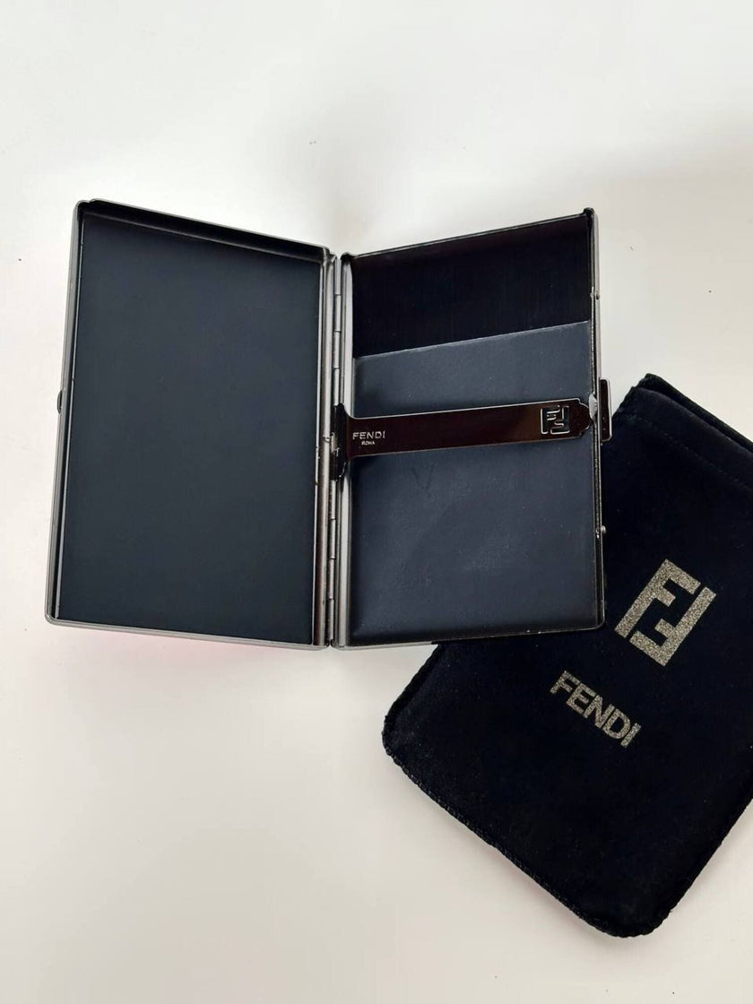 Porta sigarette-carte di credito-biglietti da visita vintage Fendi in metallo con motivo FF in smalto rosso