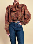 Camicia in pura seta con fiocco al collo e pattern micro rondini 