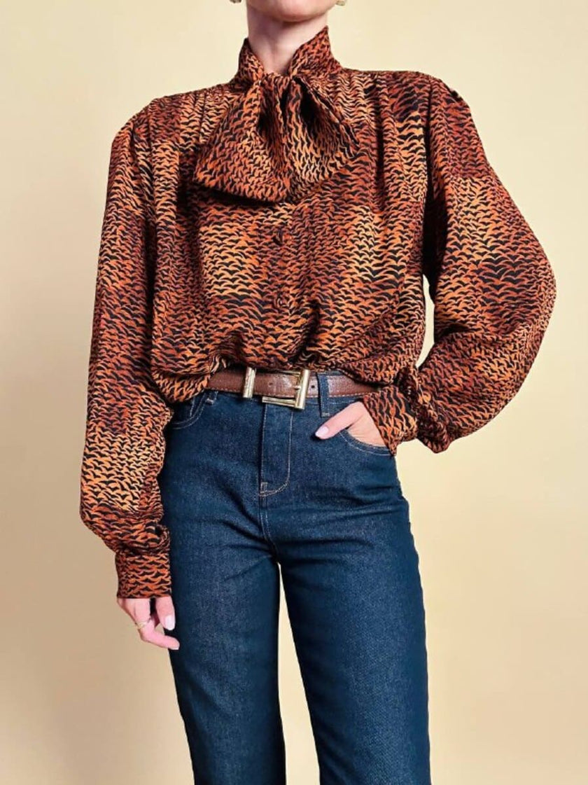 Camicia in pura seta con fiocco al collo e pattern micro rondini 