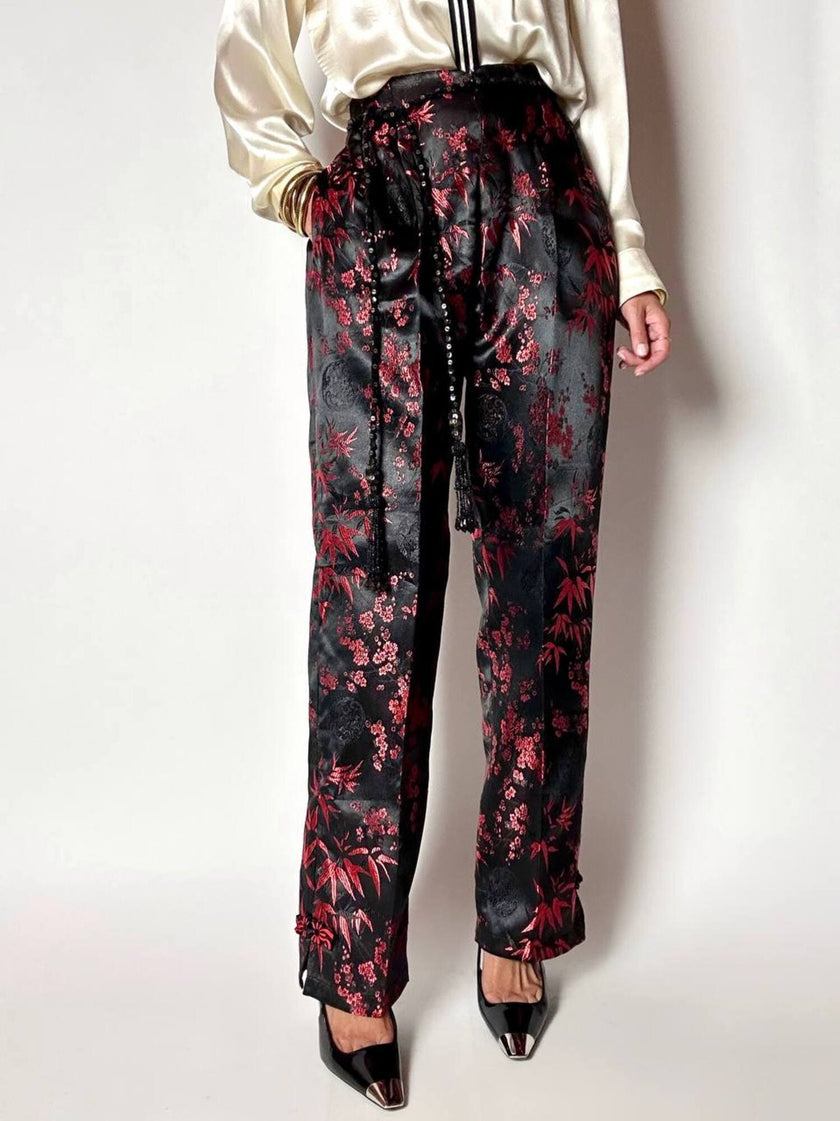 Pantalone vintage a vita alta in raso jacquard nero e rosso fantasia bambù e fiori di prugno