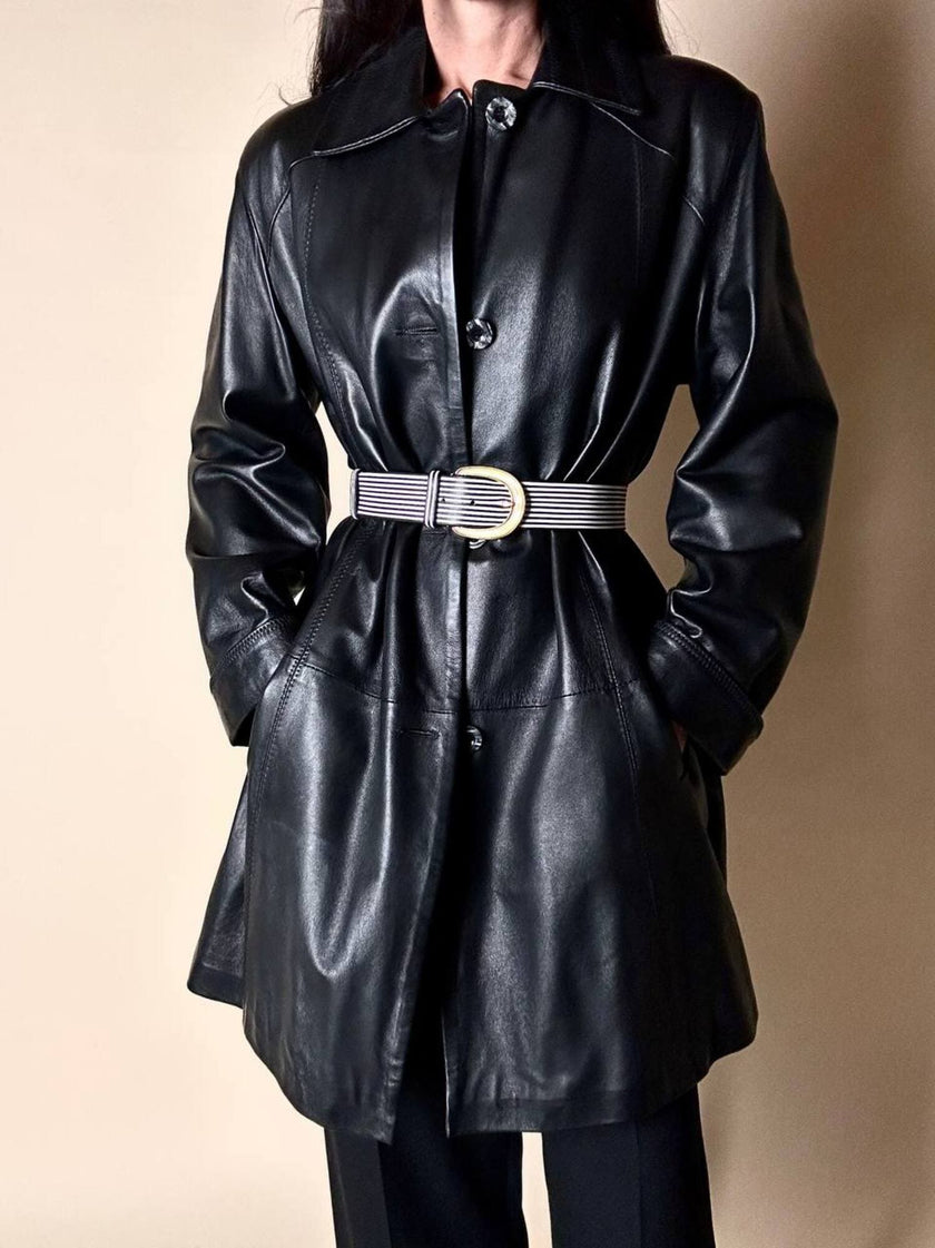 Giaccone vintage in pelle nera con taglio svasato e cuciture a zig zag