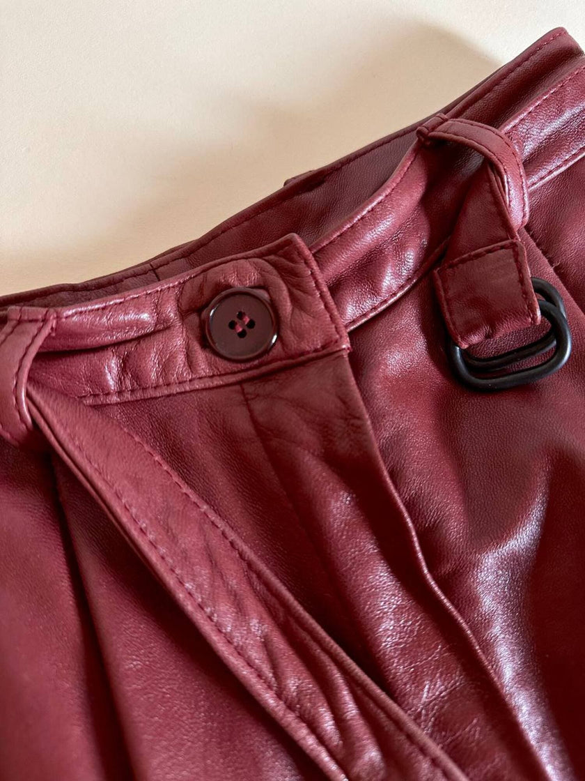 Pantalone in pelle mattone rosato a vita alta con pince e cintura in coordinato La Matta