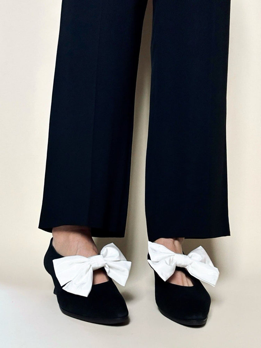 Scarpe vintage Yves Saint Laurent in camoscio nero con maxi fiocchi bianchi