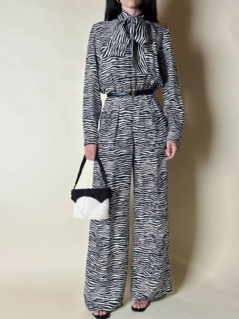 Jumpsuit in seta fantasia zebrata con maxi fiocco al collo