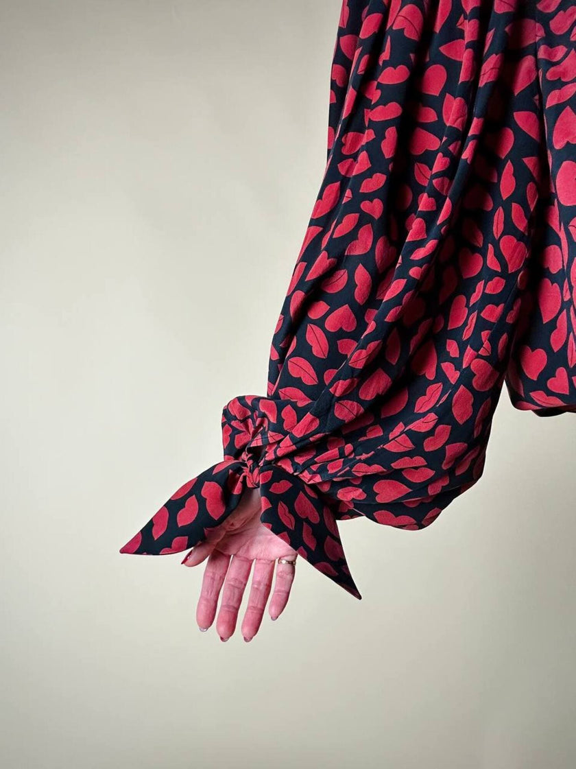 Blusa in seta nera con bocche e cuori rossi “Yves Saint Laurent”